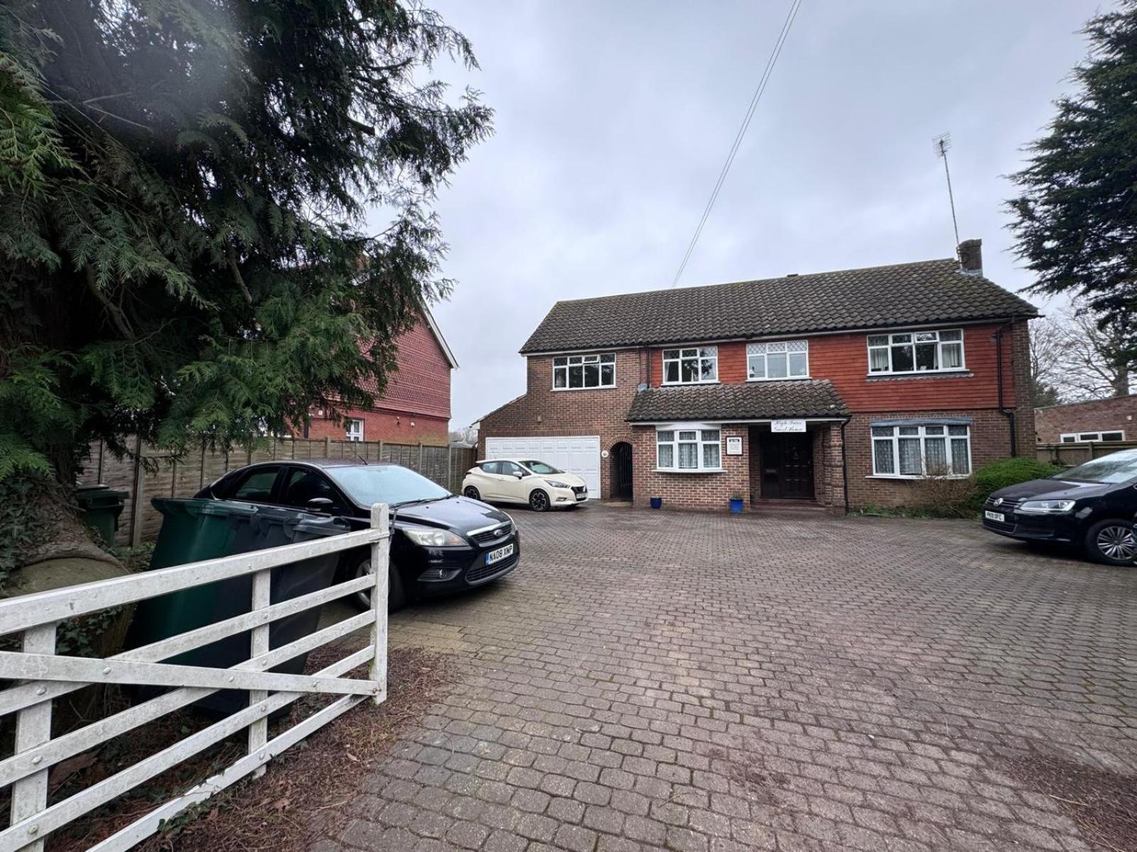 High Trees Guest House Gatwick Horley Dış mekan fotoğraf